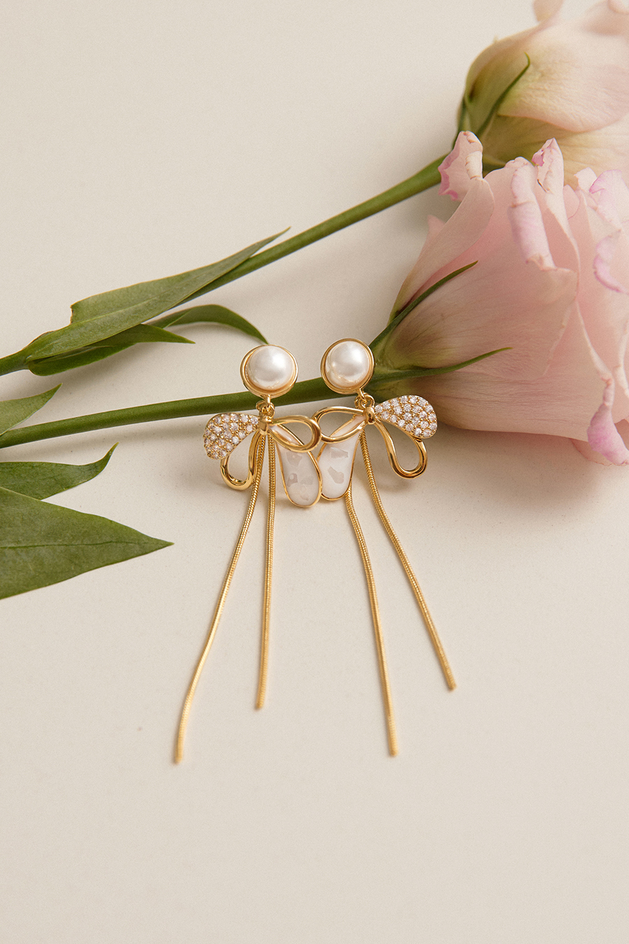 拼接蝴蝶結垂墜。銀針耳環