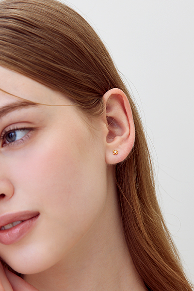 迷你珍珠花朵。銀針耳環