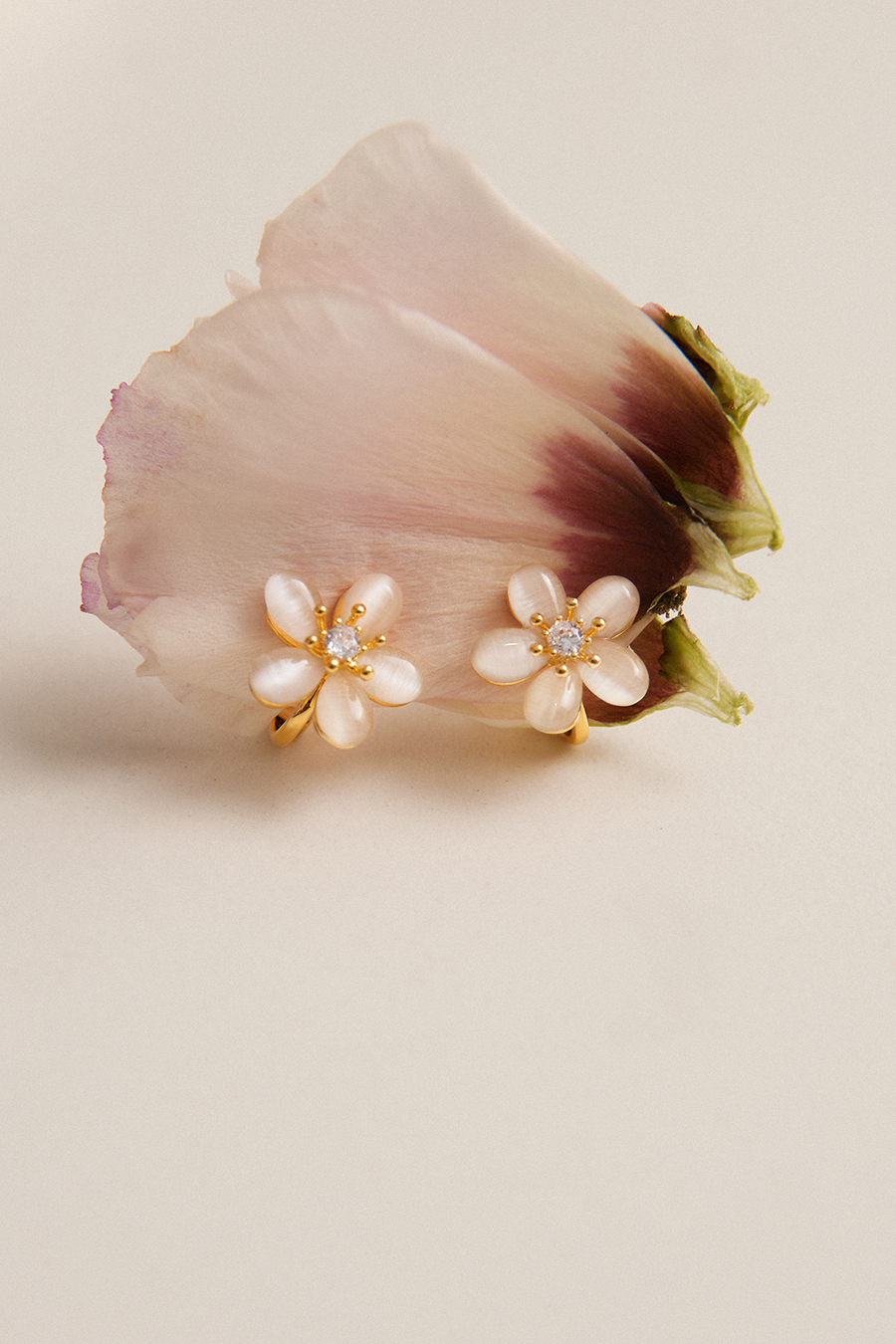 清透單鑽貓眼小花。夾式耳環