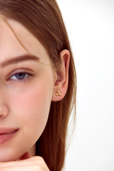 迷你三葉草鋯石。銀針耳環