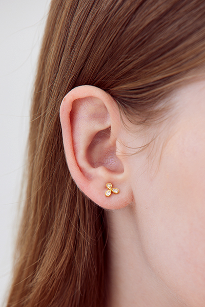 迷你三葉草鋯石。銀針耳環