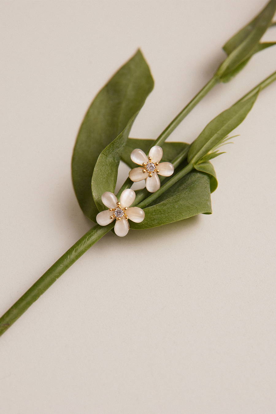 清透單鑽貓眼小花。銀針耳環