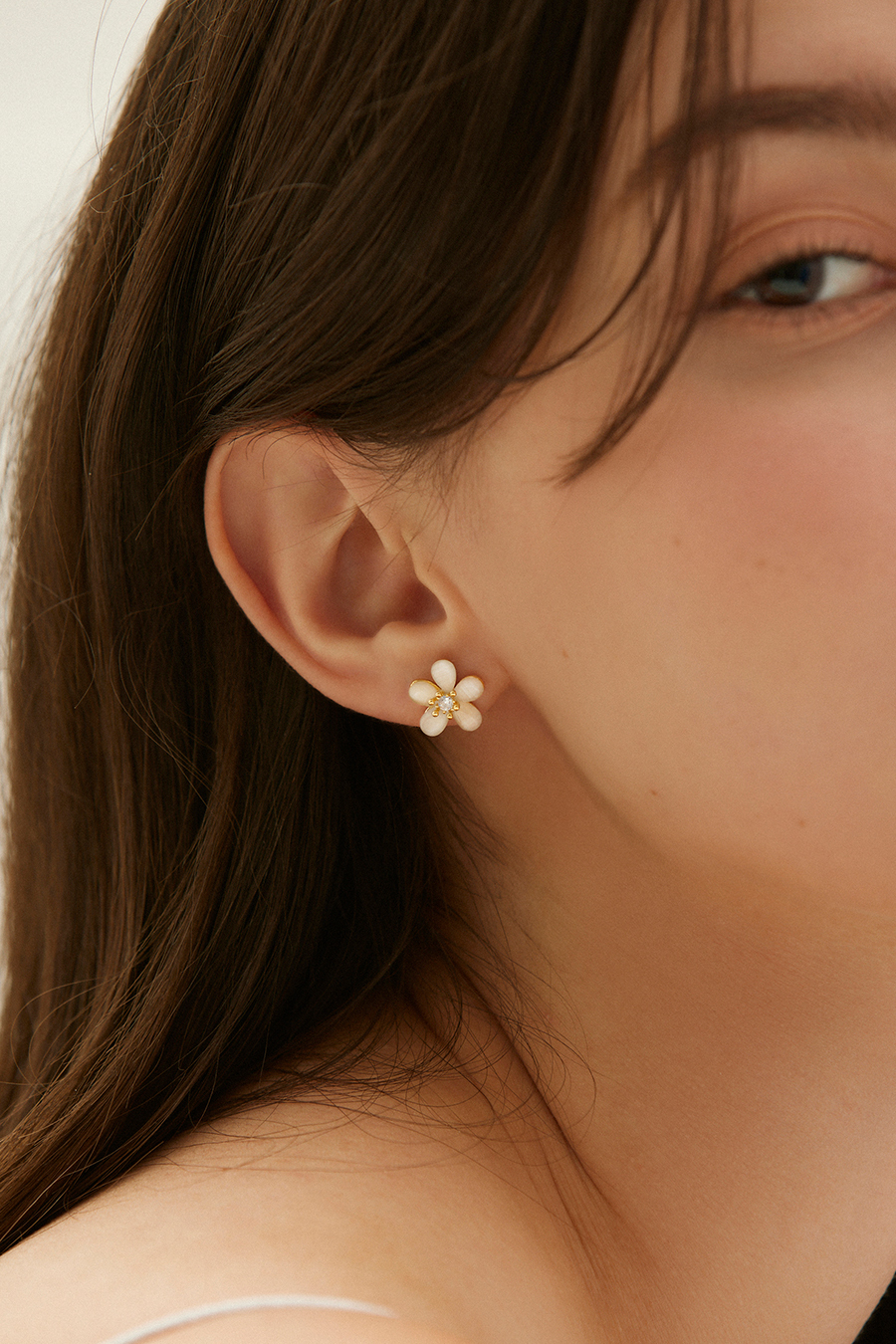 清透單鑽貓眼小花。銀針耳環