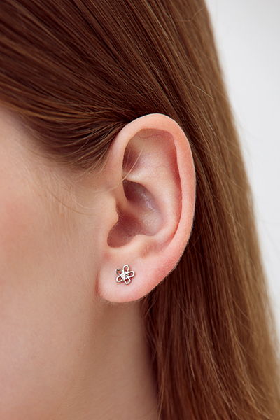 鏤空造型小花。銀針耳環(銀)