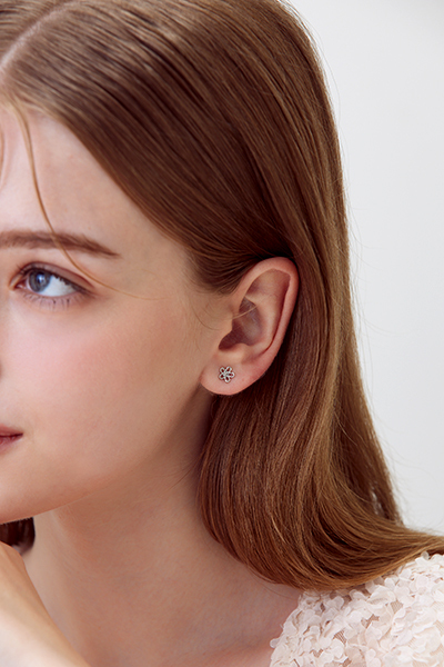 鏤空造型小花。銀針耳環(銀)