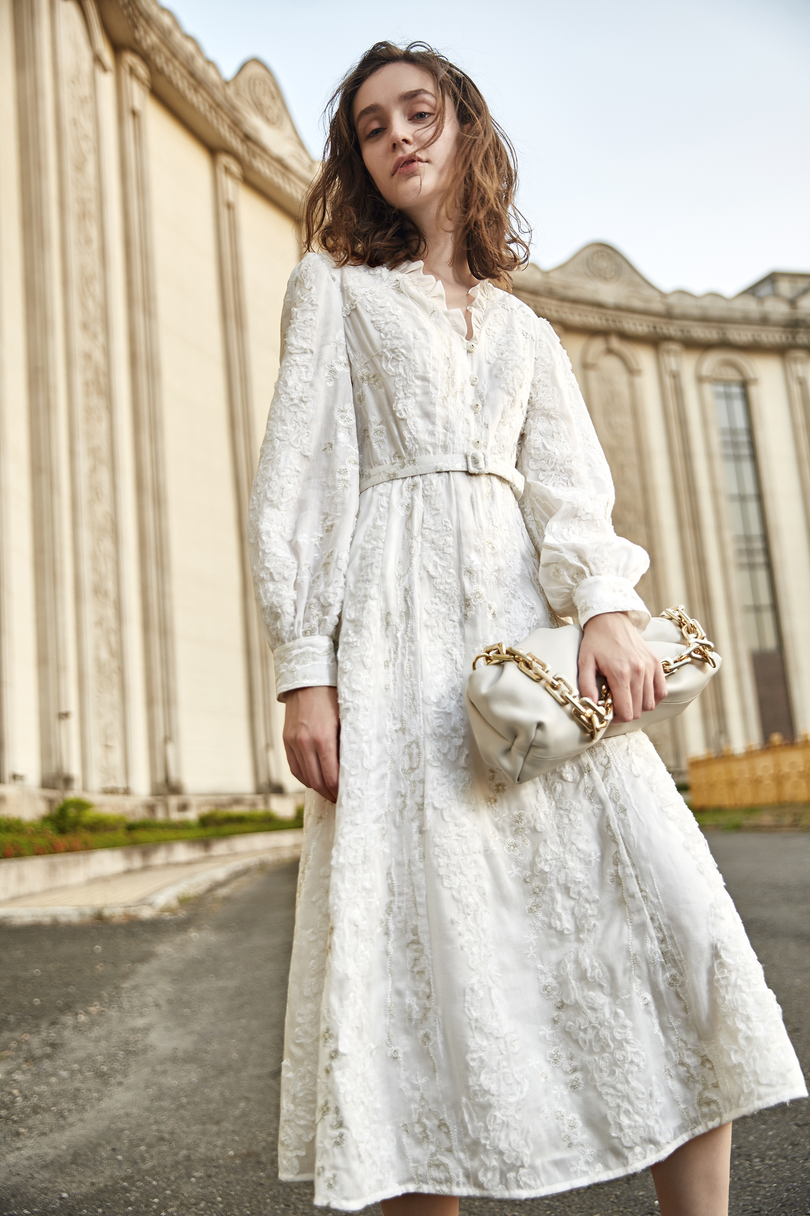 BD15052E1 珍珠白浮雕花和葉V領長洋 (附腰帶)