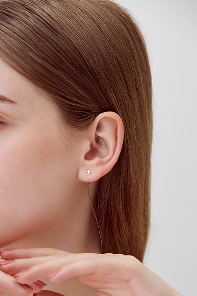 簡約迷你光澤小花。銀針耳環(銀)