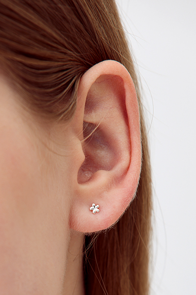 簡約迷你光澤小花。銀針耳環(銀)