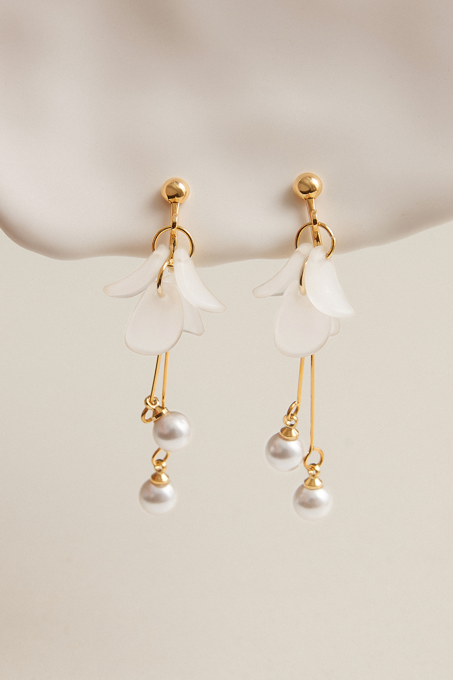 透感花瓣珍珠吊墜。夾式耳環
