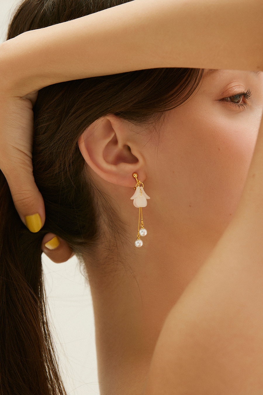 透感花瓣珍珠吊墜。夾式耳環