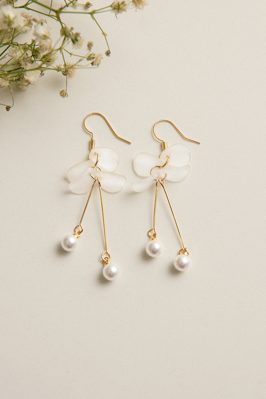 透感花瓣珍珠吊墜。針式耳環