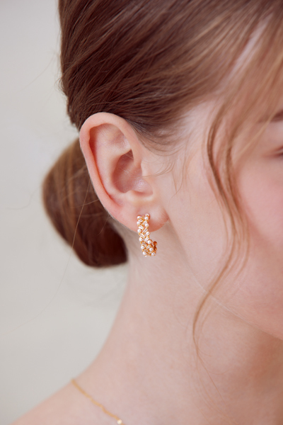 鋯石珍珠交錯C型。銀針耳環