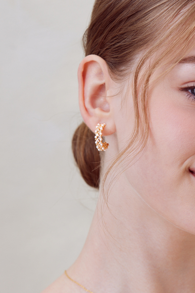 鋯石珍珠交錯C型。銀針耳環