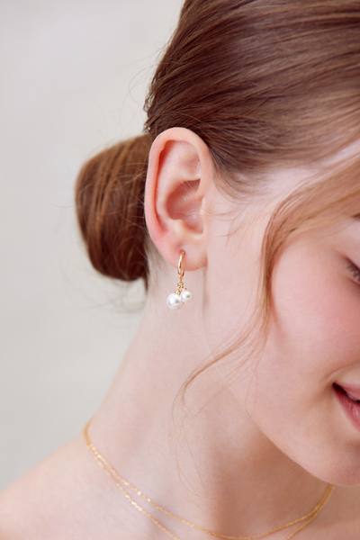 圈型層次珍珠串。夾式耳環