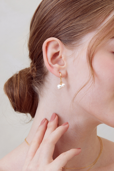 圈型層次珍珠串。夾式耳環