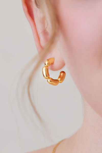 光澤米粒拼接C型。銀針耳環(金)