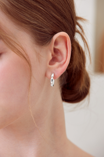 光澤米粒拼接C型。夾式耳環(銀)