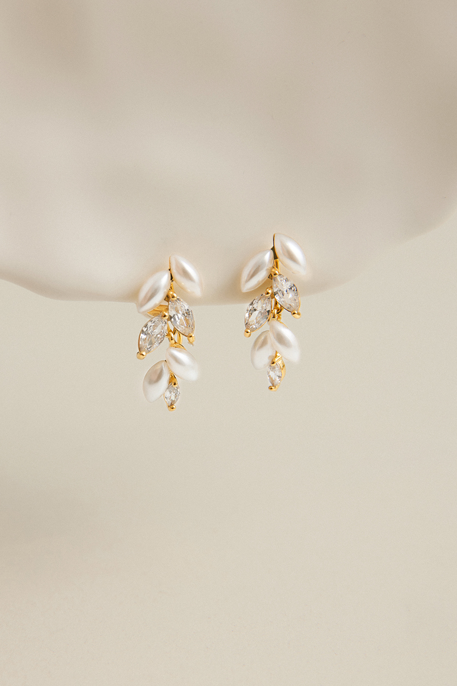 麥穗珍珠交錯鋯石。夾式耳環