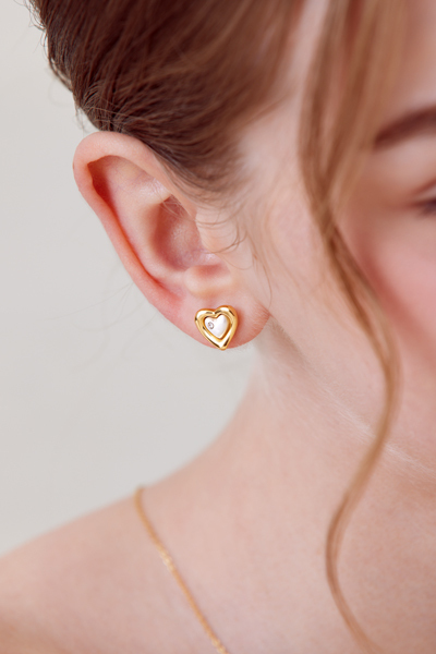 珠光愛心撞色。夾式耳環