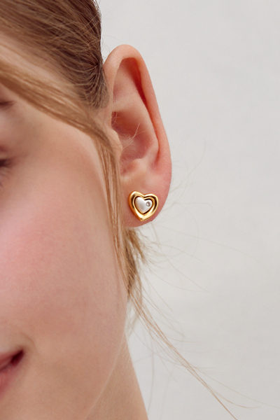 珠光愛心撞色。夾式耳環