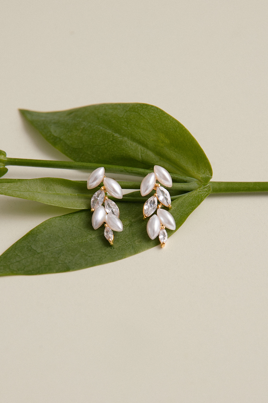 麥穗珍珠交錯鋯石。銀針耳環