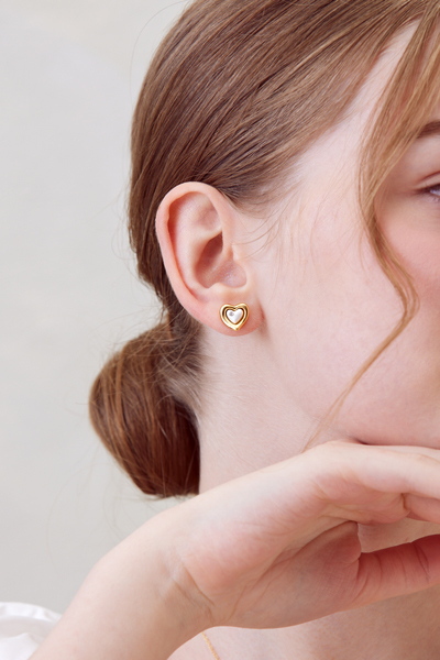 珠光愛心撞色。銀針耳環