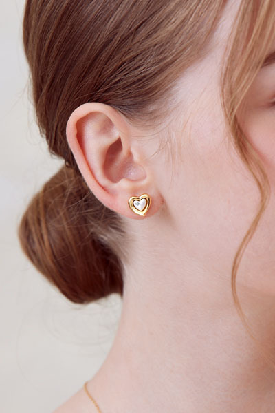 珠光愛心撞色。銀針耳環