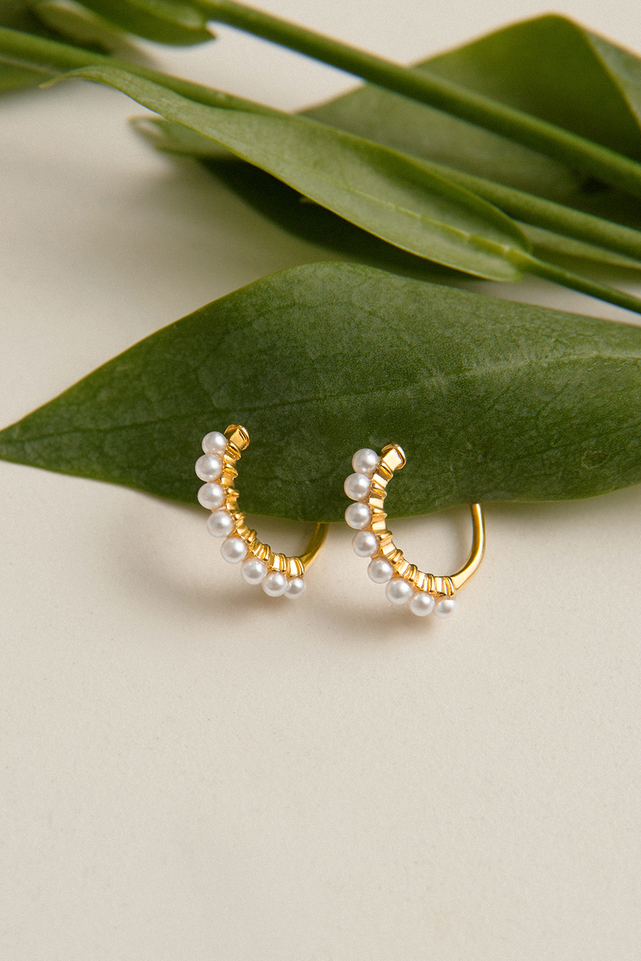 經典圈型排列珍珠。夾式耳環