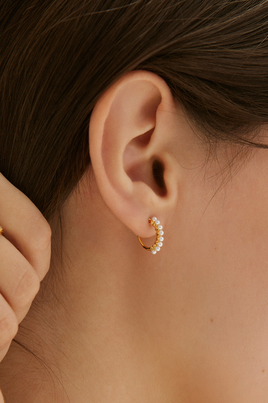 經典圈型排列珍珠。夾式耳環