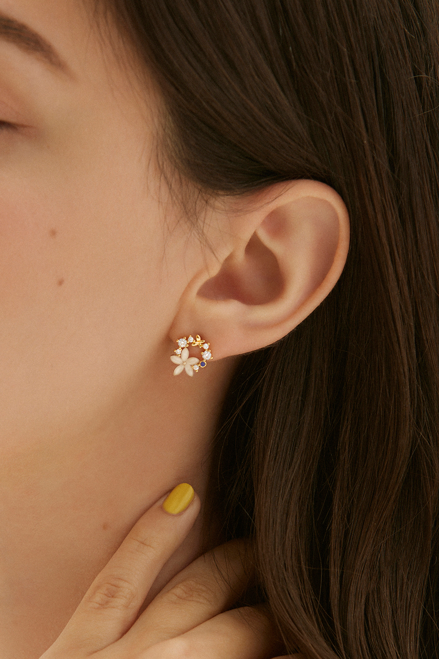 鏤空鋯石花圈。銀針耳環