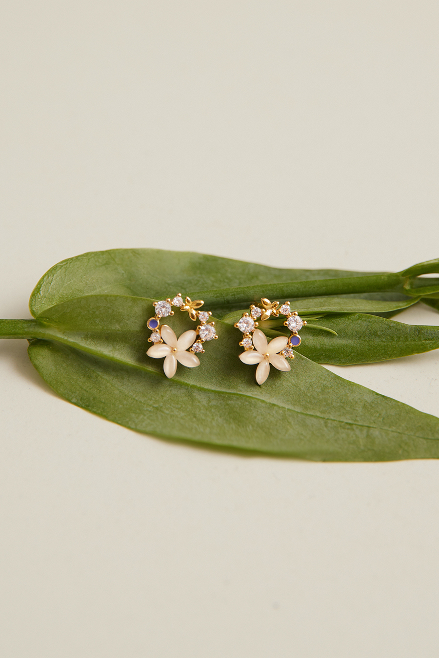 鏤空鋯石花圈。銀針耳環