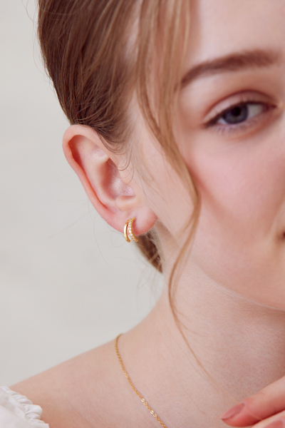 鑲鑽C型層次。夾式耳環(金)