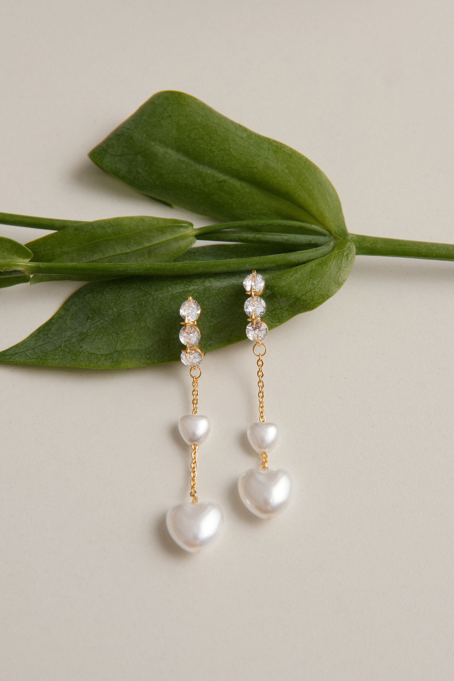 法式垂墜愛心珍珠。夾式耳環