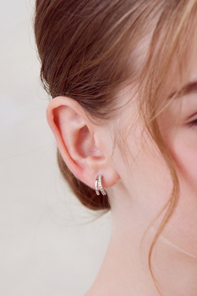 鑲鑽C型層次。銀針耳環(銀)