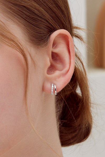 鑲鑽C型層次。銀針耳環(銀)