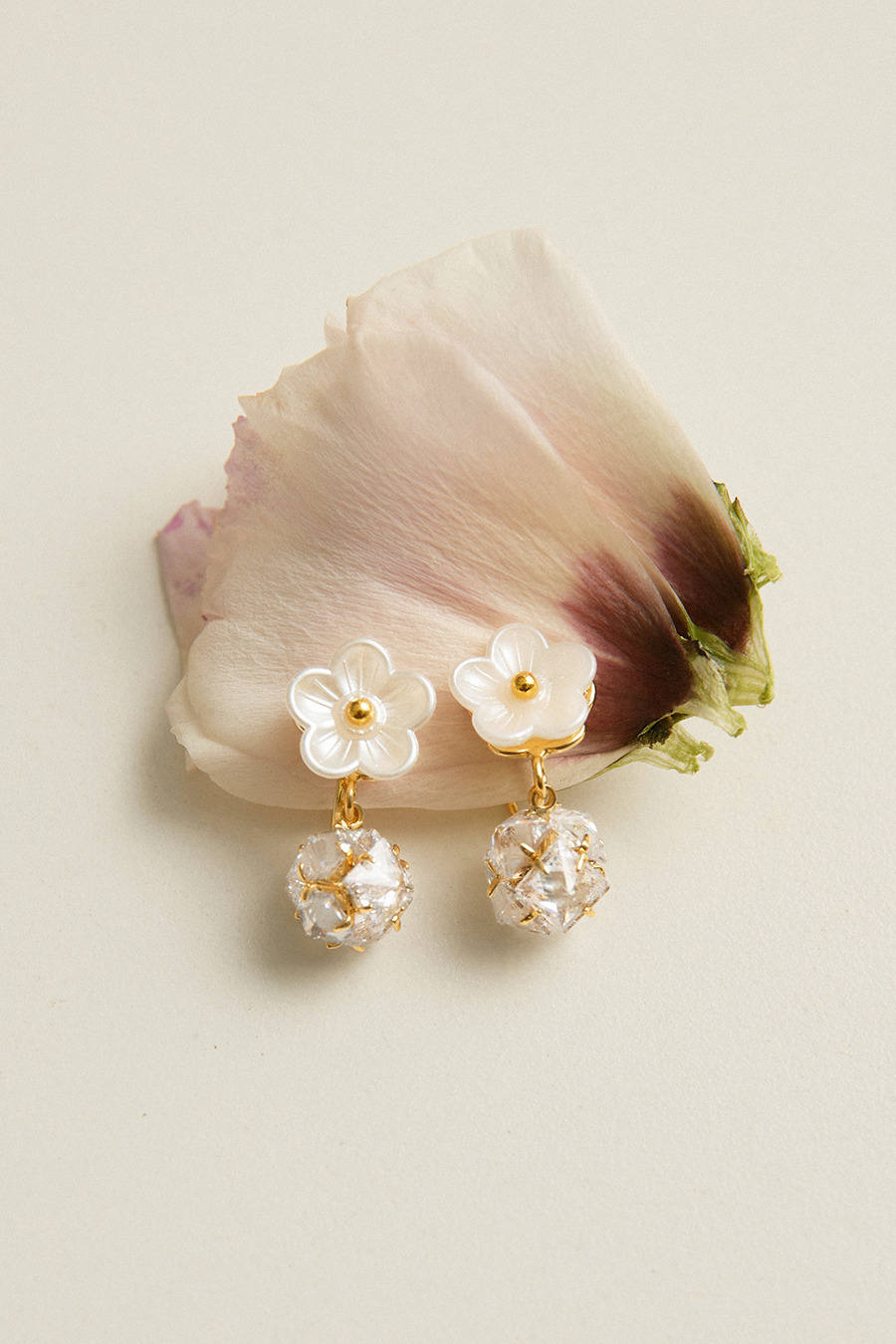 清新鋯石貝殼花。夾式耳環