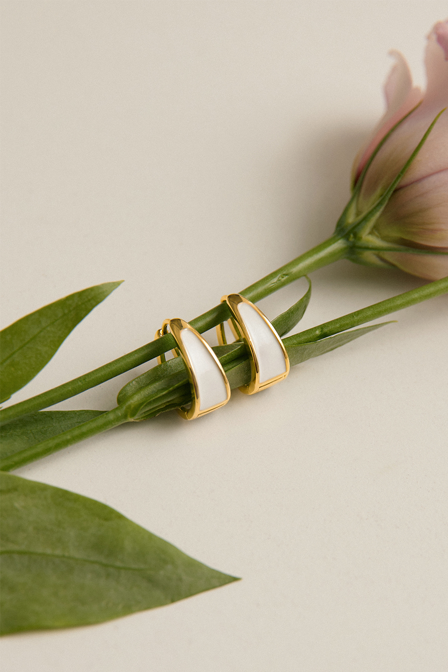 半圓畫釉後鏤空。銀針耳環