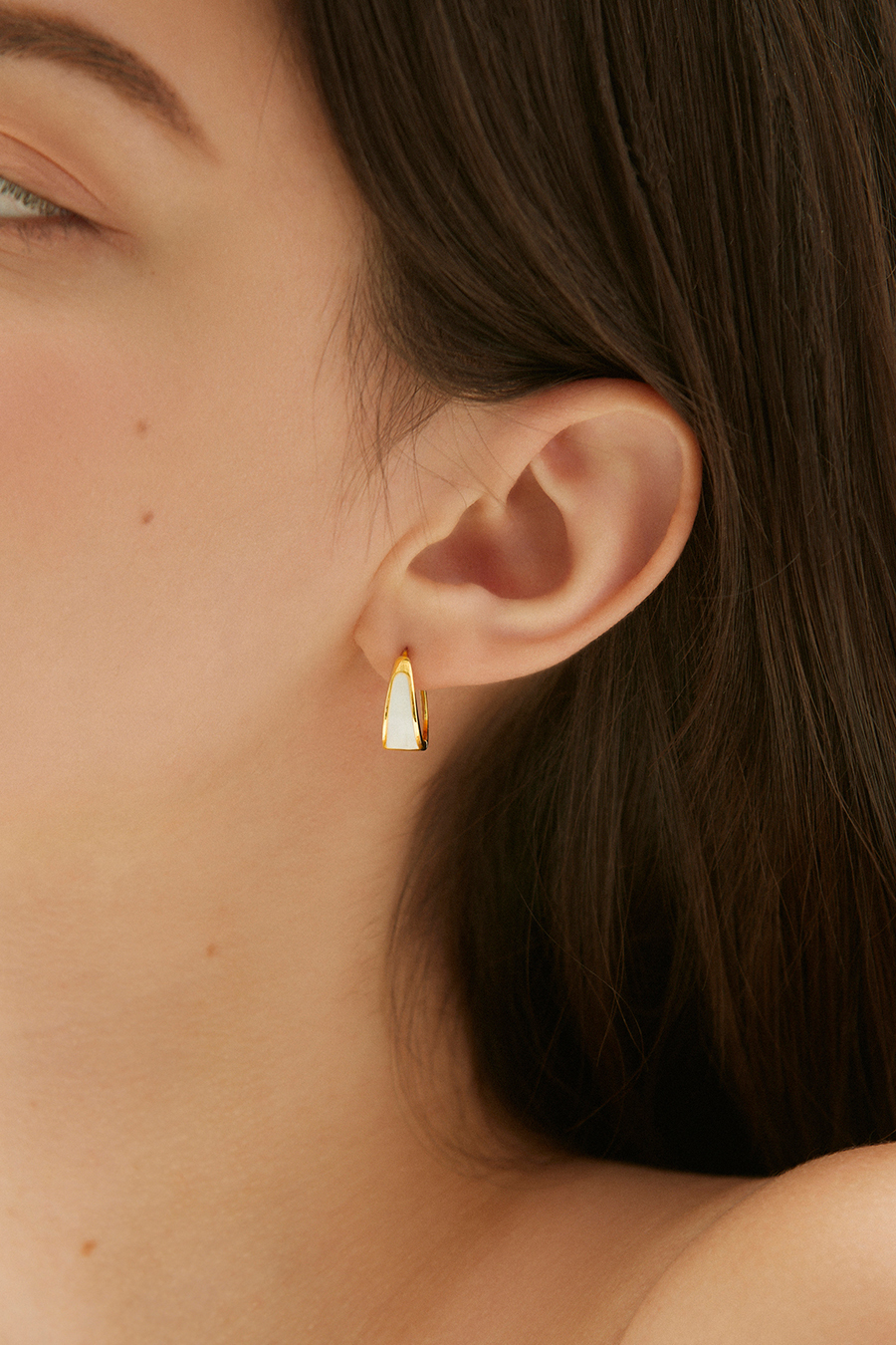 半圓畫釉後鏤空。銀針耳環