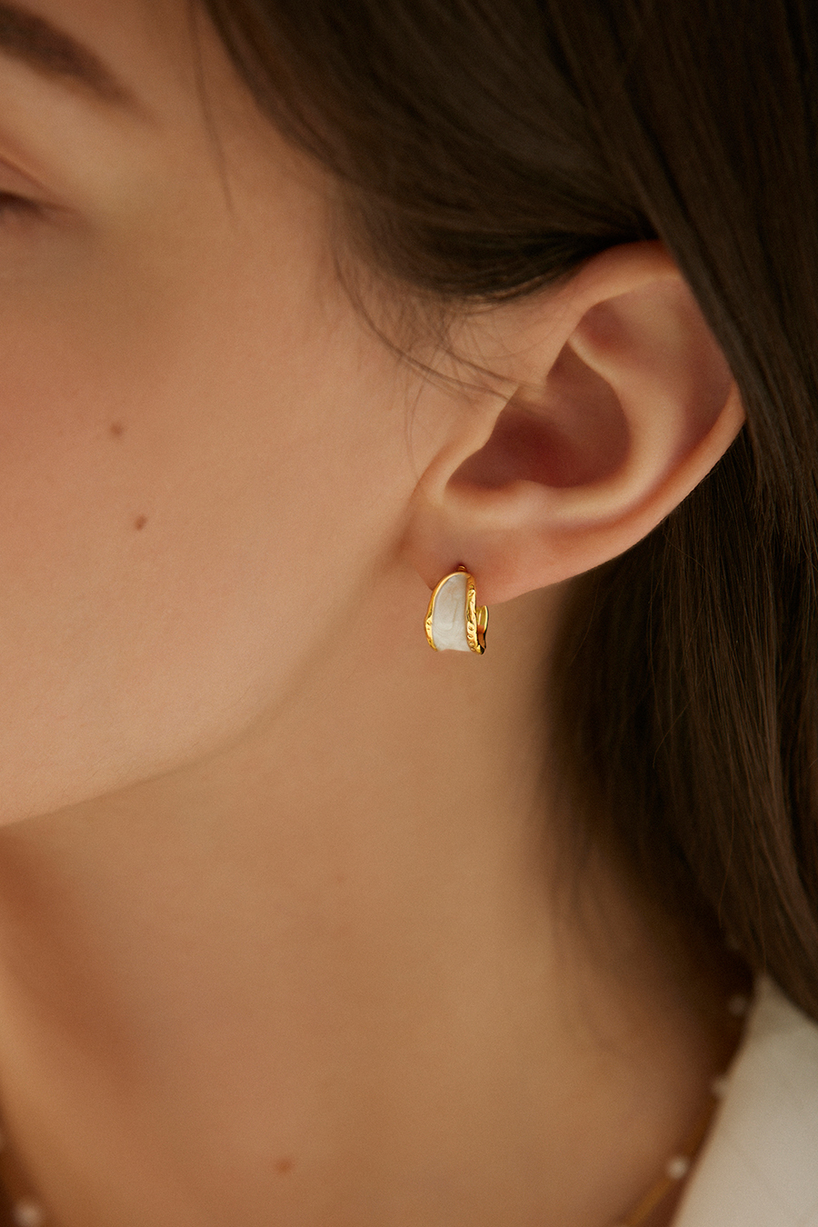 捲邊奶油感C型畫釉。銀針耳環(金)