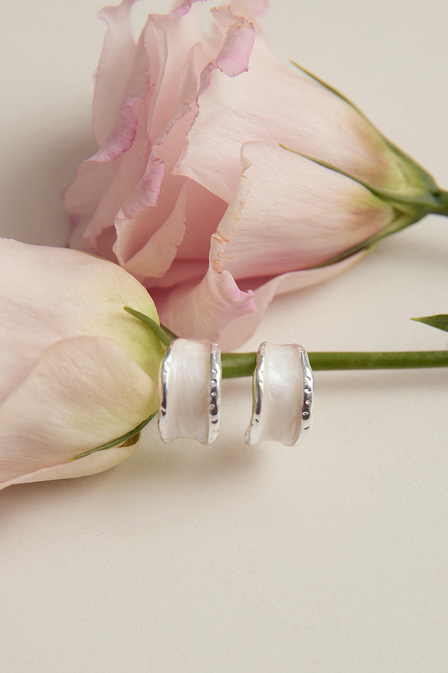 捲邊奶油感C型畫釉。銀針耳環(銀)