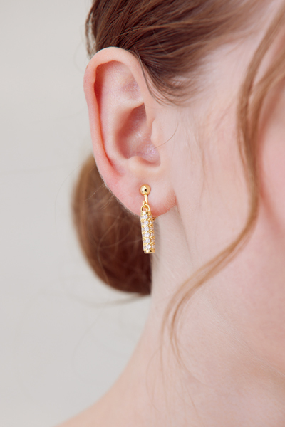 閃耀滿鑽垂墜圓柱。夾式耳環