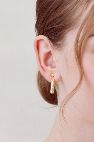 閃耀滿鑽垂墜圓柱。夾式耳環