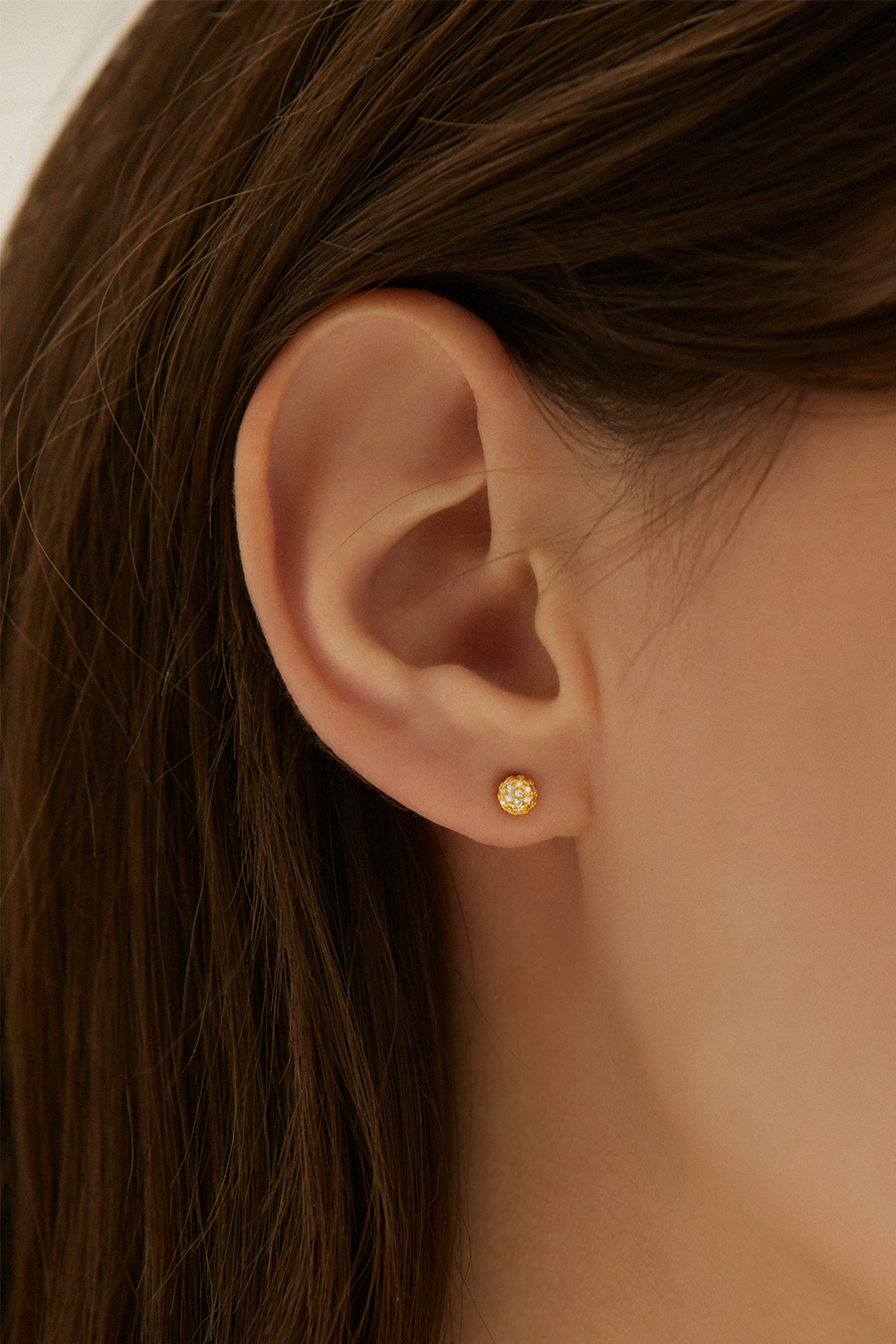 微鑲鋯石迷你金球。銀針耳環