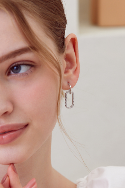 圈型吊墜鋯石。銀針耳環(銀)