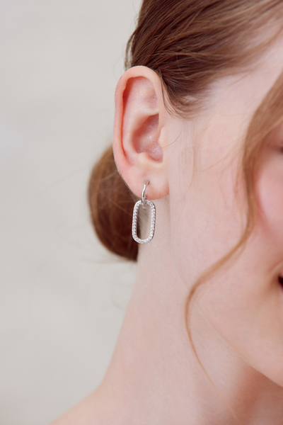 圈型吊墜鋯石。銀針耳環(銀)