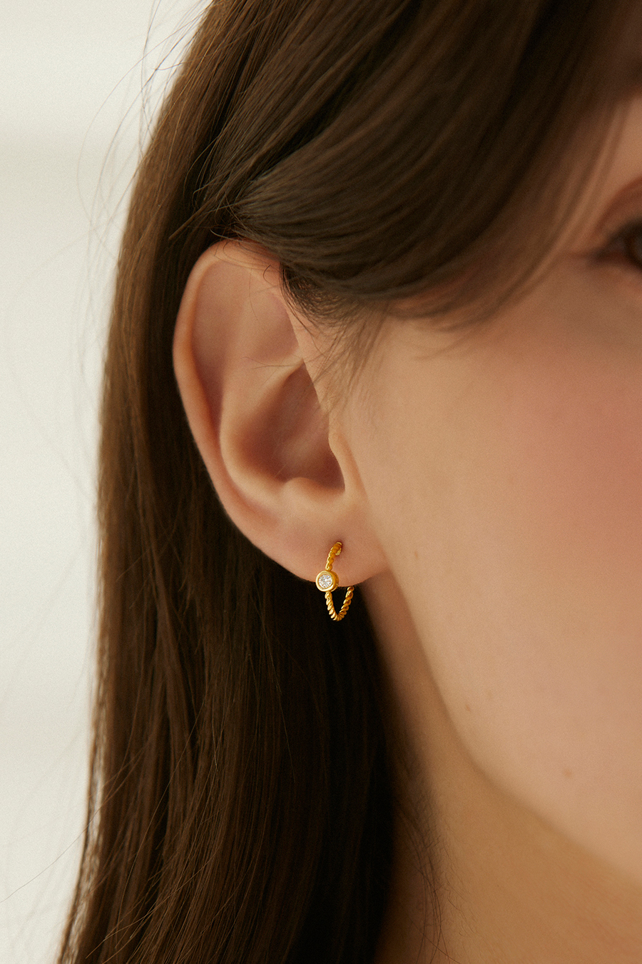 麻花扭結單鑽。銀針耳環