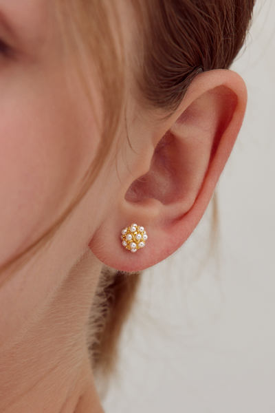 迷你珍珠球。銀針耳環