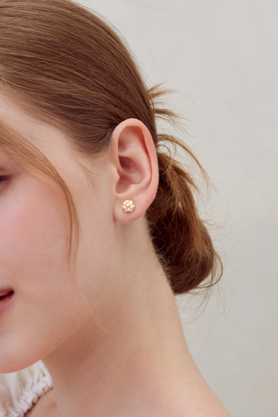 迷你珍珠球。銀針耳環