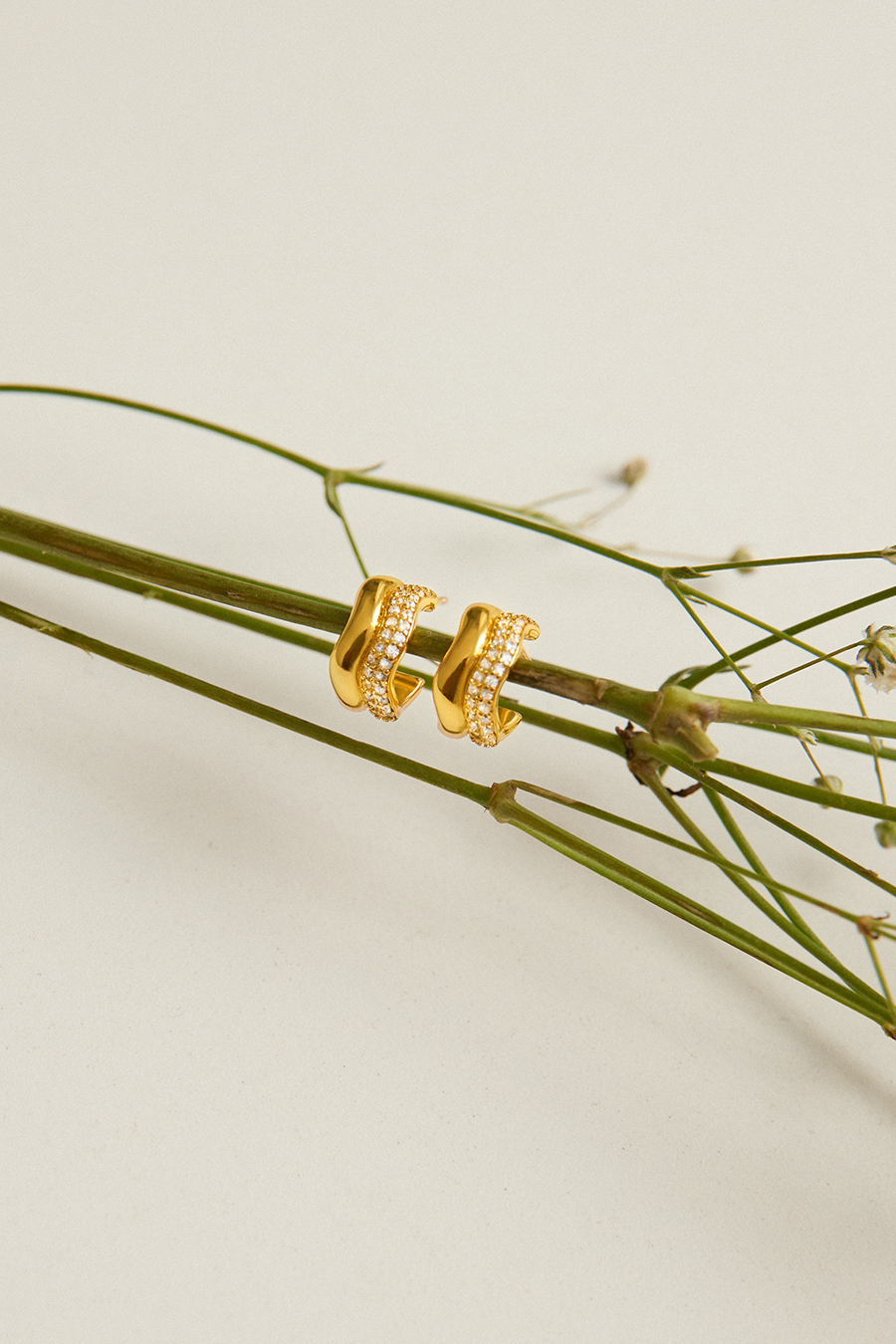 幾何波浪鑲鋯石。銀針耳環