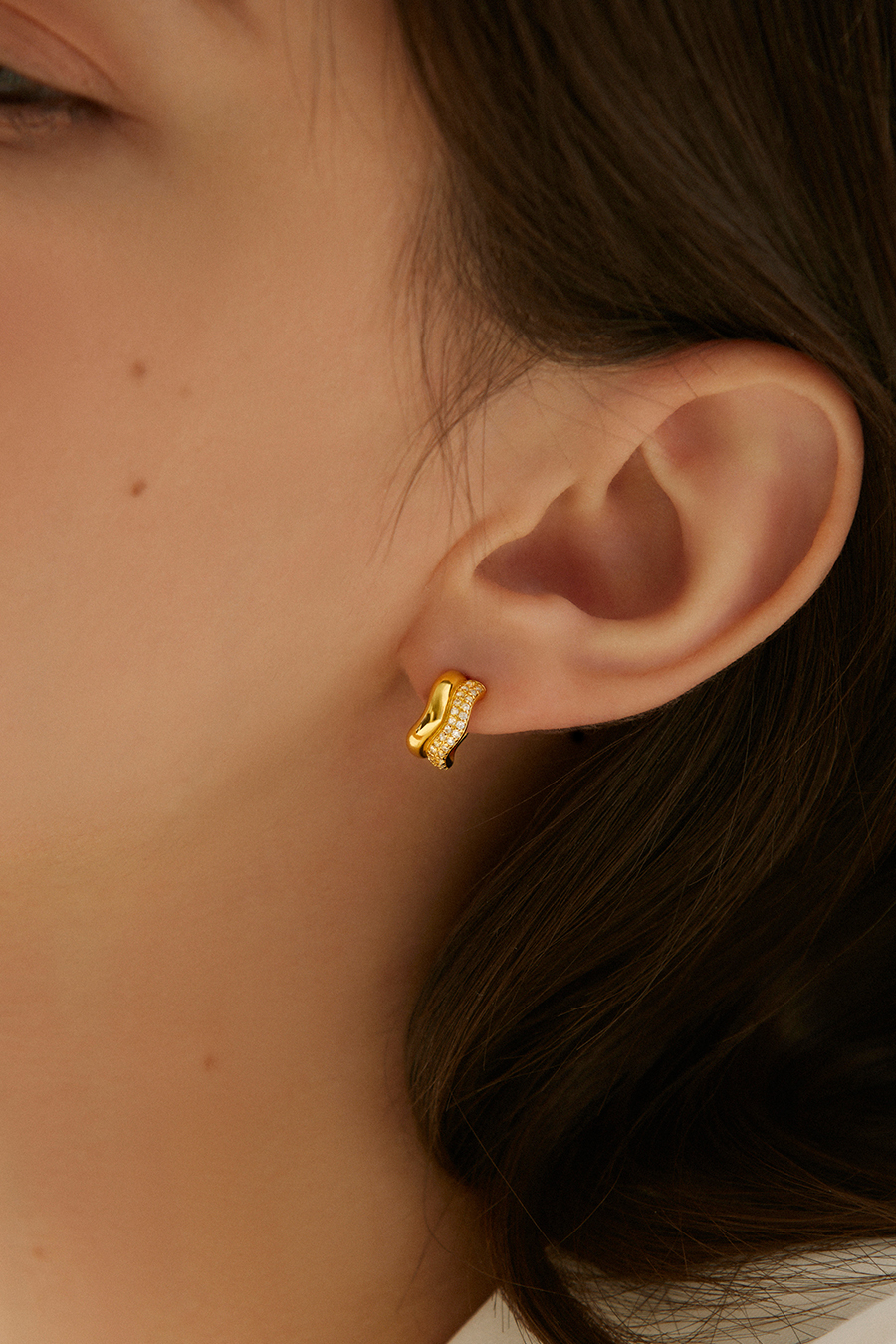 幾何波浪鑲鋯石。銀針耳環